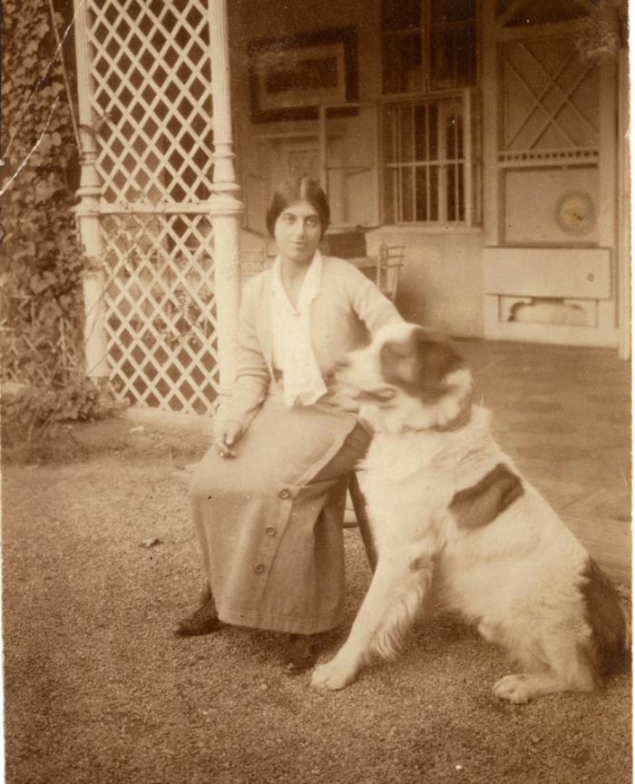 Berény Róbert első felesége, Somló Léni városmajori villájuk udvarán, 1912 körül magántulajdon