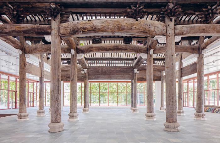 Ai Weiwei: A Wang család ősi csarnoka, 2015, több mint 1000 különböző késői Ming-dinasztiabeli (1368–1644) fa építőelem, eredeti faragásokkal és festett kiegészítésekkel, 1364,7 x 1451 x 939 cm © Ai Weiwei Studio Fotó: © Belvedere, Vienna