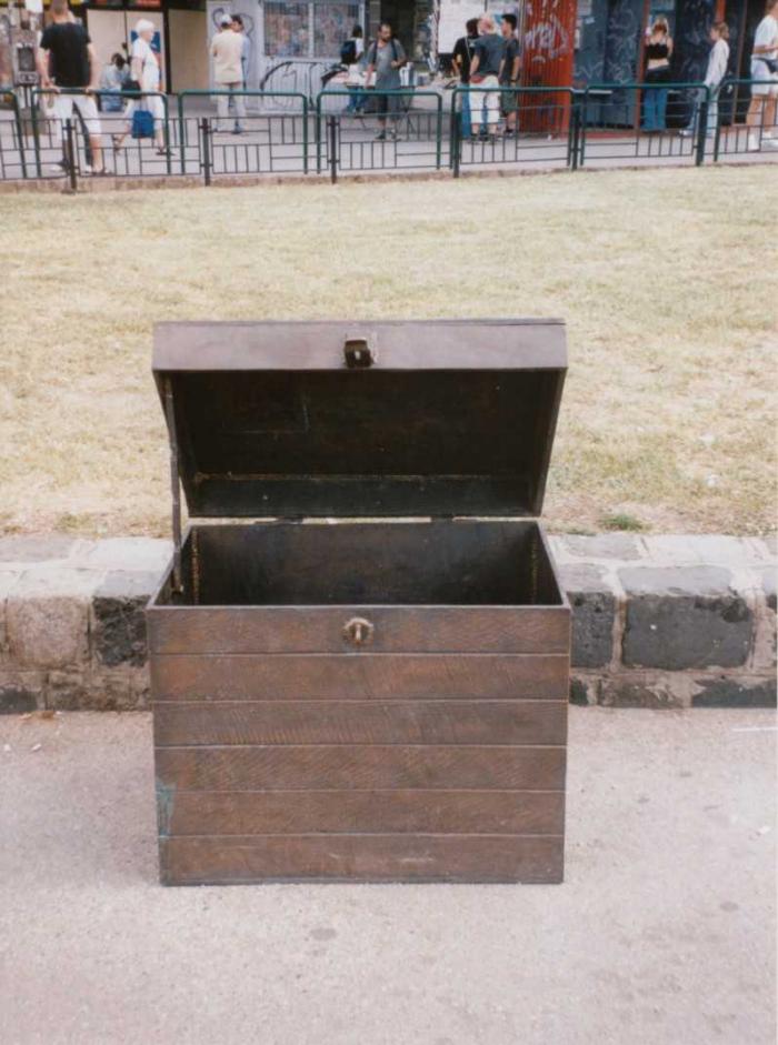 Bik van der Pol: Cím nélkül (Erdély Miklós nyomán), bronz, 61,5 x 70,3 x 49,5 cm, Gravitáció — Moszkva tér projekt, 2003