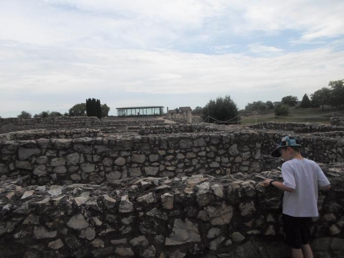 De hol vannak a rómaiak? A Pompeji kiállítás után a táci régészeti parkban futni, mászni, bújócskázni is lehet Fotó: Budai Rita
