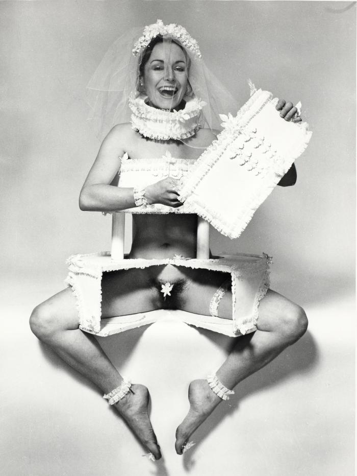 Penny Slinger: Esküvői meghívó – 2 (A művészet csak egy szelet torta), 1973, fekete-fehér fotó © Penny Slinger / Gallery Broadway 1602, New York hozzájárulásával SAMMLUNG VERBUND, Wien