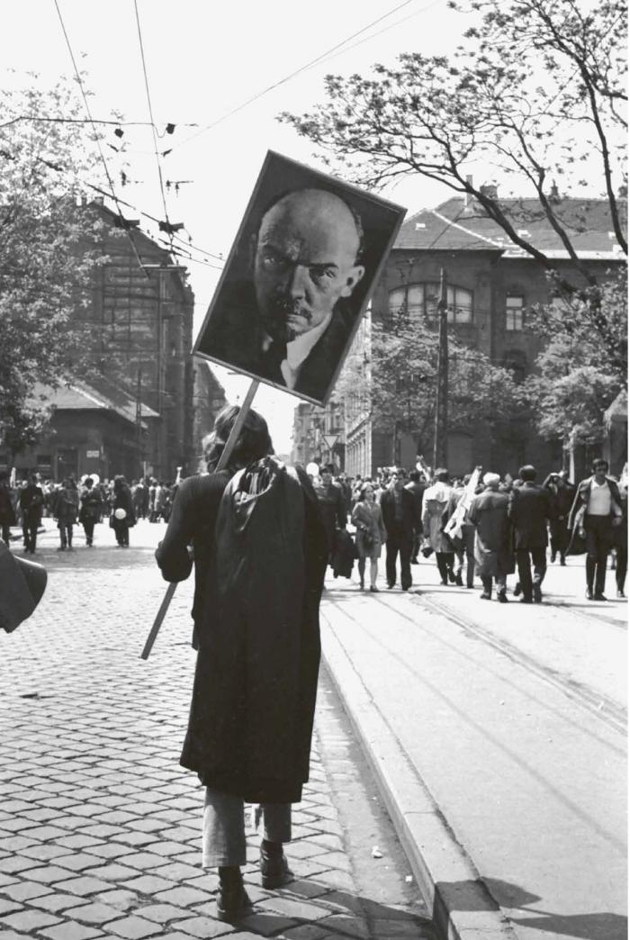 Szombathy Bálint: Lenin Budapesten (9), 1972/2016, 13 ezüst zselatin nagyítás, egyenként 55 × 43 cm © A művész, Elizabeth Dee New York és az acb Galéria Budapest jóvoltából
