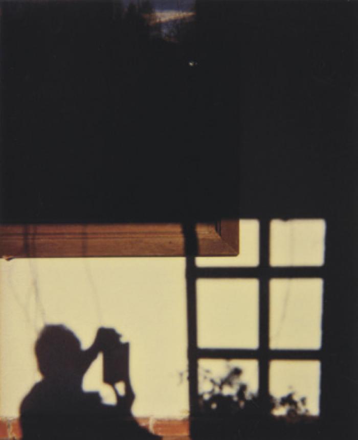 Nádas Péter: Önarckép felemelt kamerával, 2001. Polaroid, 7,3×9 cm © Nádas Péter © Nimbus. Kunst und Bücher © Kunsthaus Zug, a művész ajándéka