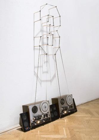 Várnai Gyula: Philophonia, 1999, installáció (magnó, magnószalagok és hang), 170 × 120 × 30 cm | Szűcs-gyűjtemény