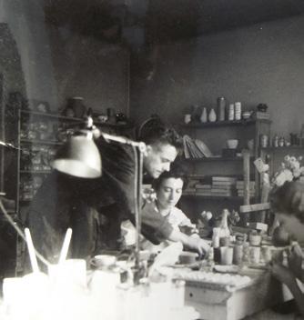 Két fotó a Henger utcai műhely fénykorából, balra Fekete Nagy Béla és Szántó Piroska