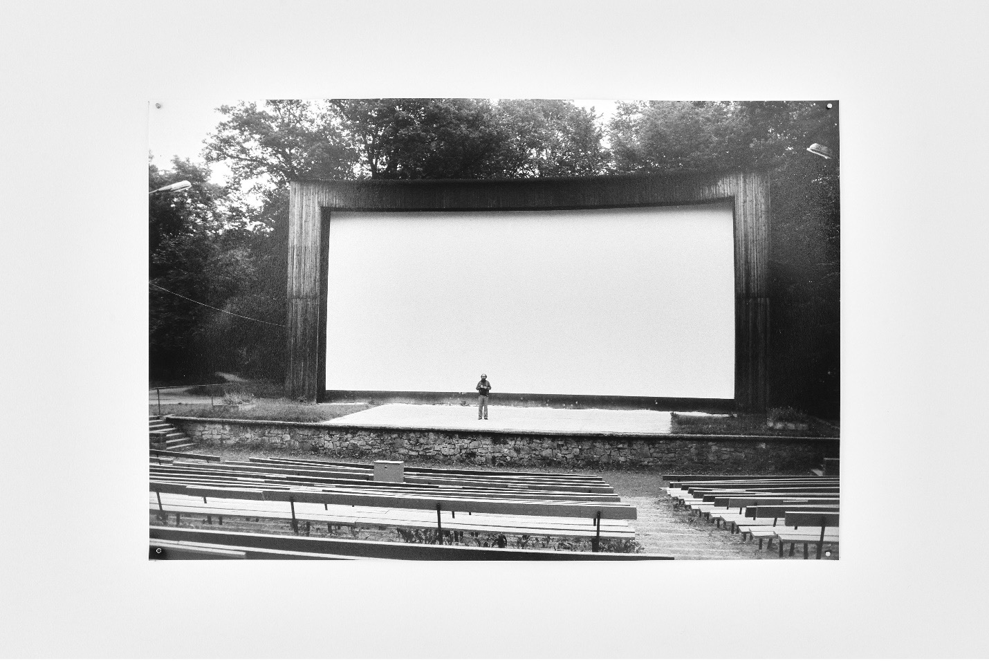 Július Koller: Anti-performance (U.F.O.), 1980, fekete-fehér fénykép (fotó: Květoslava Fulierová), Július Koller Society, Pozsony (fotó: Biró Dávid) 