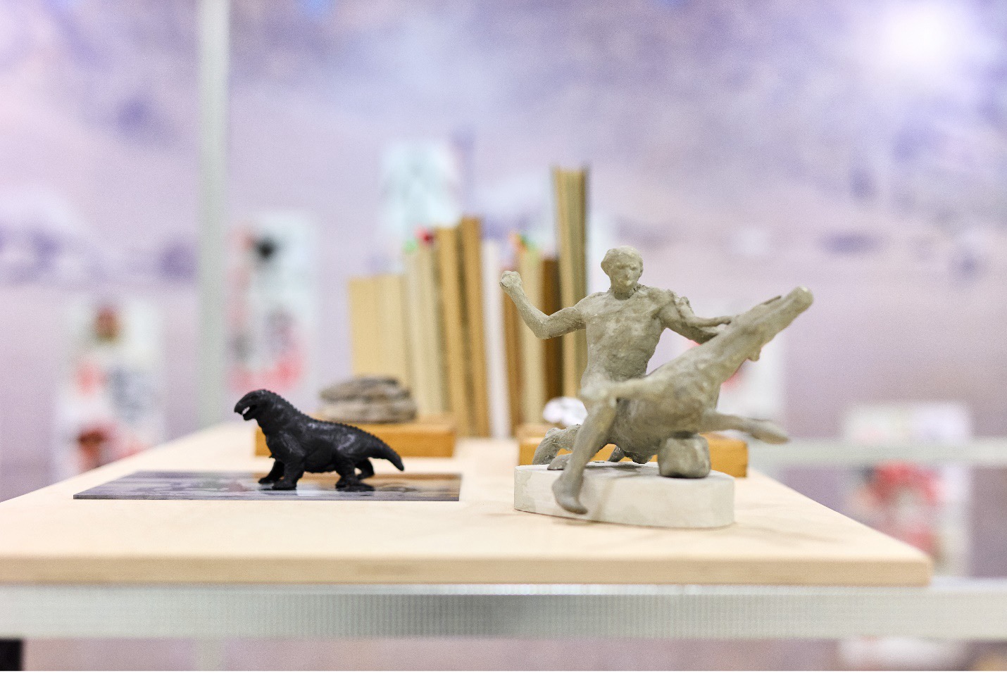 Fridvalszki Márk: Moschops, 2018, műanyag, digitális nyomat, plexi, 18x26x7 cm; Triumph of the Mammals, 2021, 3D nyomtatott tárgy, akrilfesték, 16x24x17 cm (forrás: Antonín Širůček: Rénszarvas, 1961, Brünn), fotó: Biró Dávid 